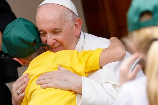 البابا فرنسيس يحتضن طفلاً خلال لقائه بالمشاركين في مبادرة قطار الأطفال بالفاتيكان في 4 يونيو 2022.