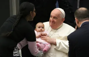 البابا فرنسيس يحمل طفلًا في قاعة بولس السادس-الفاتيكان مصدر الصورة: إليزابيت ألفا/آسي مينا