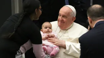 البابا فرنسيس يحمل طفلًا في قاعة بولس السادس-الفاتيكان مصدر الصورة: إليزابيت ألفا/آسي مينا