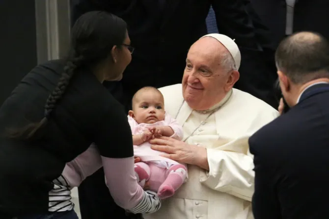 البابا فرنسيس يحمل طفلًا في قاعة بولس السادس-الفاتيكان