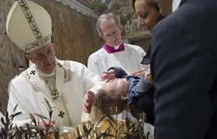 البابا فرنسيس يعمّد طفلًا في كابيلا سيستينا في 10 يناير/كانون الثاني 2016 مصدر الصورة: L'Osservatore Romano