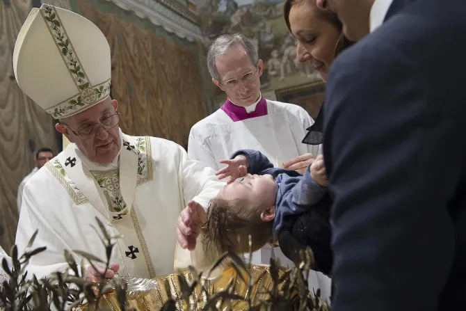 البابا فرنسيس يعمّد طفلًا في كابيلا سيستينا في 10 يناير/كانون الثاني 2016
