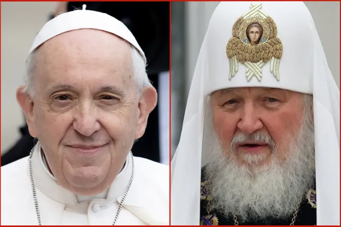 إلى اليسار البابا فرنسيس وإلى اليمين البطريرك كيريل