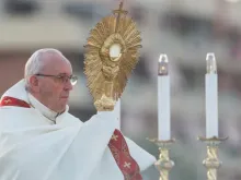 البابا فرنسيس يحتفل بعيد الجسد في أوستيا، روما في 3 يونيو 2018.