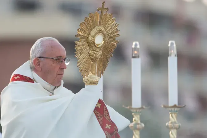 البابا فرنسيس يحتفل بعيد الجسد في أوستيا، روما في 3 يونيو 2018.