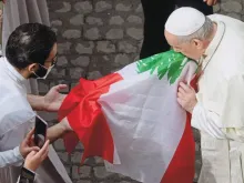 البابا فرنسيس يقبّل العلم اللبناني