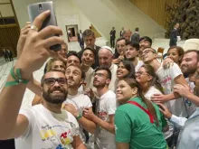 البابا فرنسيس يلتقط صورة سيلفي مع أعضاء حركة الشبيبة الإفخارستية الدولية في قاعة بول السادس بالفاتيكان ، 7 أغسطس ، 2015.