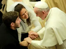البابا فرنسيس مع عروسَيْن في قاعة بولس السادس الفاتيكانيّة في العام 2016