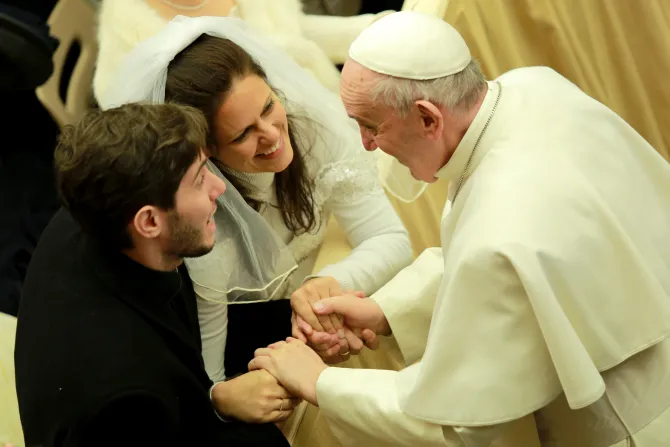 البابا فرنسيس مع عروسين في قاعة بولس السادس الفاتيكانيّة في العام 2016