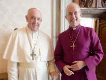 البابا فرنسيس ورئيس أساقفة كانتربري جاستن ويلبي في الفاتيكان في 5 أكتوبر 2021