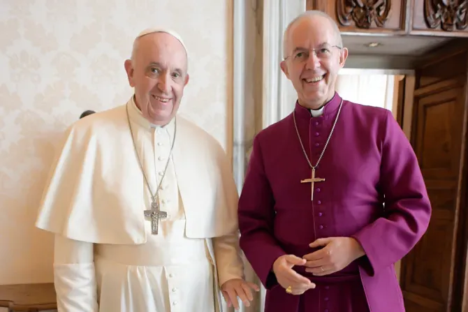 البابا فرنسيس ورئيس أساقفة كانتربري، جاستن ويلبي، في الفاتيكان في 5 أكتوبر 2021.