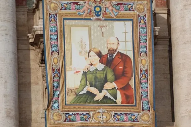 صورة القدّيسَيْن لويس وزيلي مارتن التي رُفعت في يوم إعلان قداستهما في الفاتيكان
