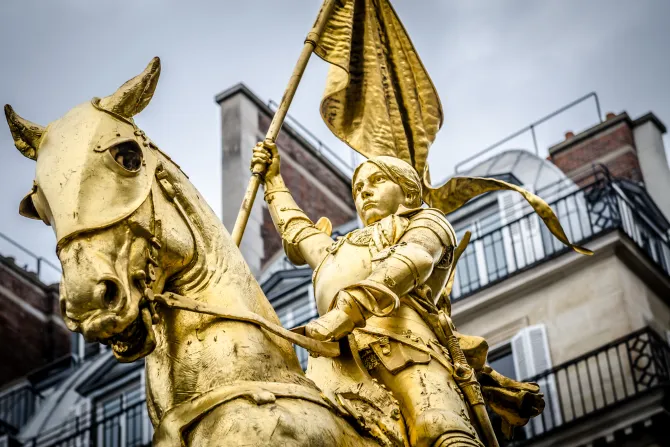تمثال ذهبي للقديسة جان دارك في شارع ريفولي بباريس-فرنسا