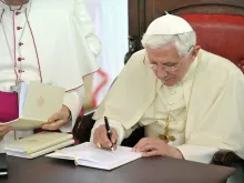 البابا بنديكتوس السادس عشر