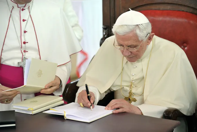 البابا بنديكتوس السادس عشر يكتب