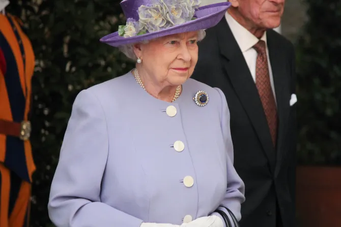 الملكة إليزابيث الثانية خلال زيارتها الفاتيكان في العام 2014
