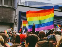تجمّع للمثليّين حيث يرفعون "علم قوس قزح"