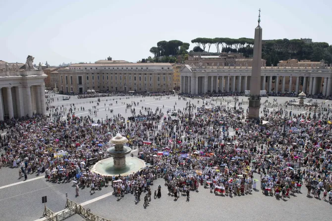 المؤمنون المحتشدون اليوم في ساحة القديس بطرس الفاتيكانيّة في خلال تلاوة صلاة التبشير الملائكي