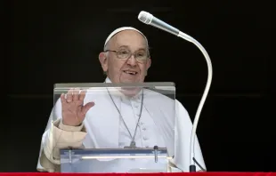 البابا فرنسيس يتلو صلاة «افرحي يا ملكة السماء» مع المؤمنين المحتشدين في ساحة القدّيس بطرس-الفاتيكان مصدر الصورة: فاتيكان ميديا