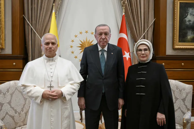 لقاء بين البابا لاوون الرابع عشر والرئيس التركيّ رجب طيّب إردوغان في القصر الرئاسيّ التركيّ