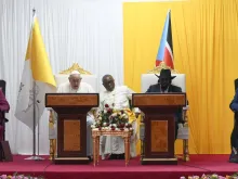 البابا فرنسيس يلتقي السلطات والمجتمع المدني والسلك الدبلوماسي في القصر الرئاسي بجوبا، عاصمة جنوب السودان