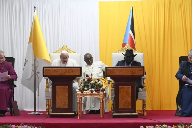 البابا فرنسيس يلتقي السلطات والمجتمع المدني والسلك الدبلوماسي في القصر الرئاسي بجوبا، عاصمة جنوب السودان-1
