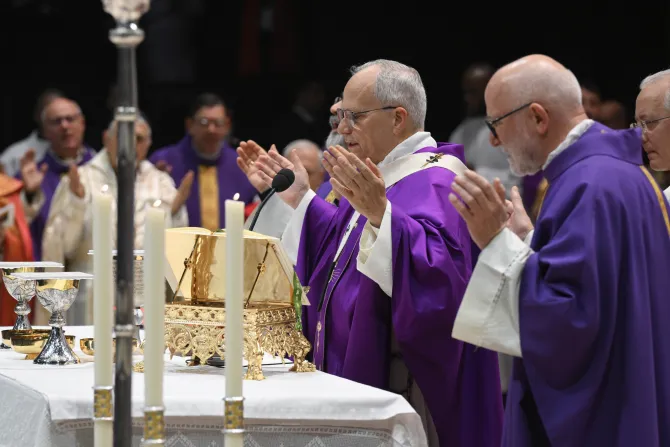 البابا لاوون يترأّس قدّاسًا في إسطنبول بحضور آلاف المؤمنين