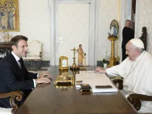 البابا فرنسيس والرئيس الفرنسي إيمانويل ماكرون