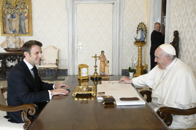 البابا فرنسيس والرئيس الفرنسي إيمانويل ماكرون