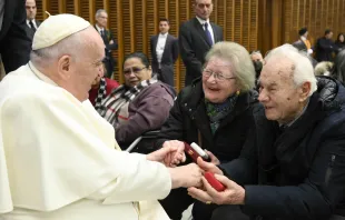 البابا فرنسيس يحيّي زوجَيْن مسنَّيْن في المقابلة العامة الأسبوعيّة يوم الأربعاء 11 يناير/كانون الثاني 2023 Provided by: Vatican Media