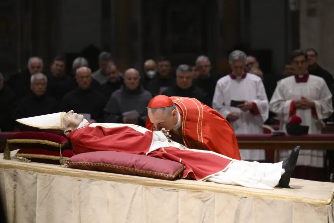 الكاردينال ماورو غامبيتّي يقبّل جثمان البابا بنديكتوس السادس عشر