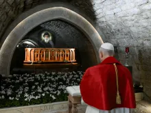 البابا لاوون الرابع عشر يزور ضريح القدّيس شربل مخلوف في عنّايا