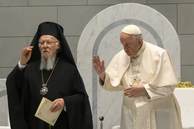 البابا فرنسيس وبطريرك القسطنطينيّة المسكوني برتلماوس يصلّيان في كاتدرائيّة سيّدة العرب