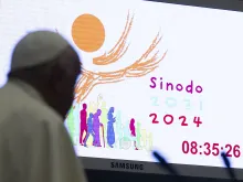 البابا فرنسيس أمام شعار السينودس الحالي