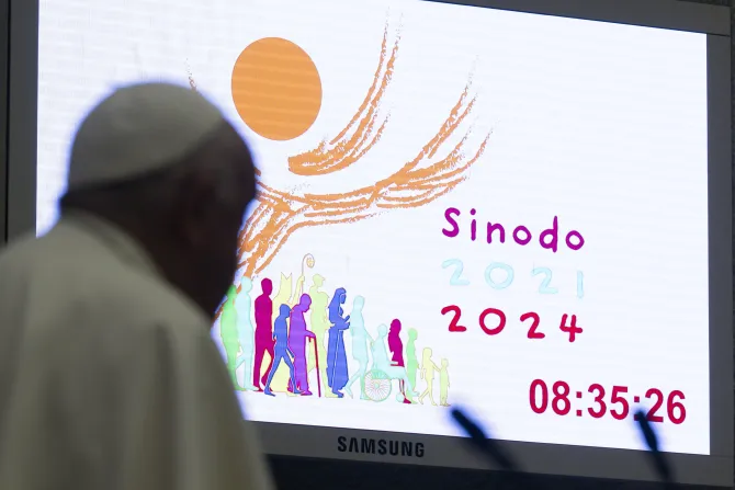 البابا فرنسيس أمام شعار السينودس الحالي