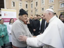 البابا يحيّي أحد الفقراء في نوفمبر/تشرين الثاني 2017 في ساحة القدّيس بطرس في الفاتيكان