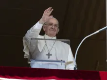 البابا فرنسيس يحيي حشدًا يقدر بنحو 25000 شخص تجمعوا في ساحة القديس بطرس في روما لإلقاء خطاب (افرحي يا ملكة السّلام« في 22 مايو 2022.
