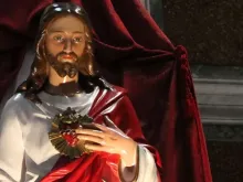 تمثال لقلب يسوع الأقدس داخل بازيليك قلب يسوع الأقدس في روما بإيطاليا.