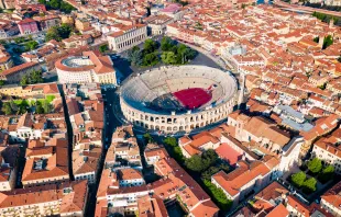 صورة جويّة لمدرّج مدينة فيرونا الإيطاليّة، المعروف بالـ«أرينا» مصدر الصورة: Saiko3p/Shutterstock