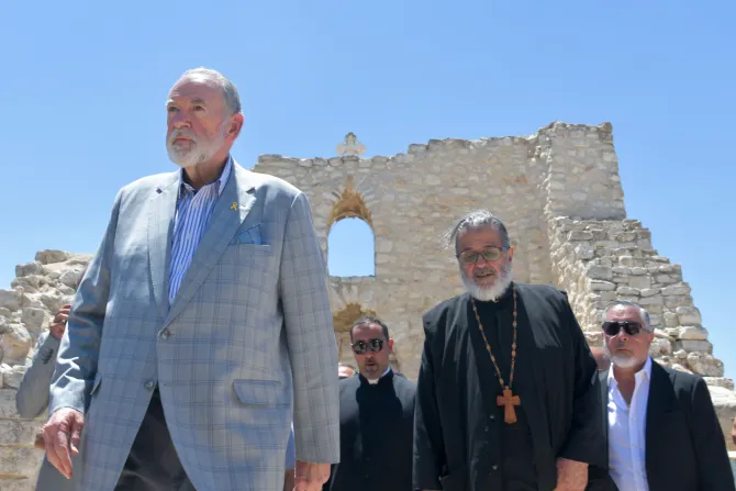 هاكابي في خلال زيارته كنيسة الخضر الأثريّة، الطيبة