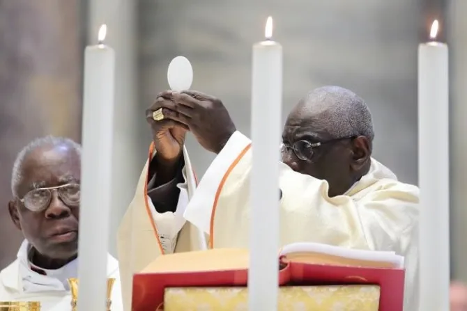 الكاردينال روبرت سارة يرأس القداس في كاتدرائية القديس بطرس في الذكرى الخمسين لتوليه الكهنوت في عام 2019