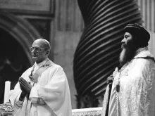 بولس السادس وشنودة الثالث ببازيليك القديس بطرس الفاتيكانيّة في 6 مايو/أيّار 1973