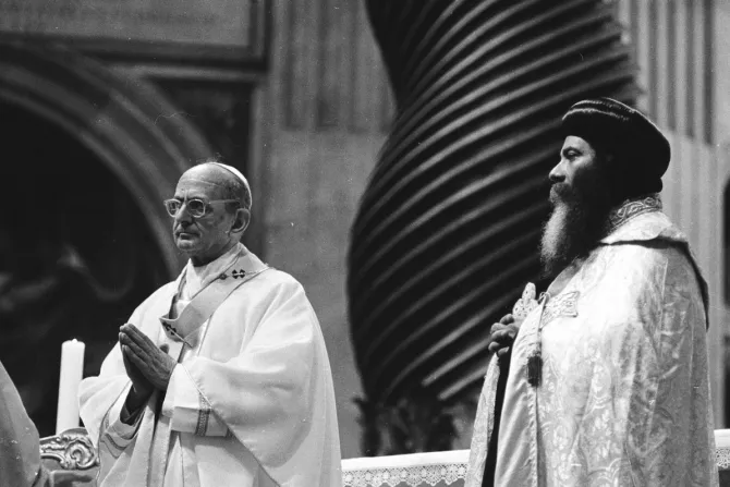 بولس السادس وشنودة الثالث ببازيليك القديس بطرس الفاتيكانيّة في 6 مايو/أيّار 1973