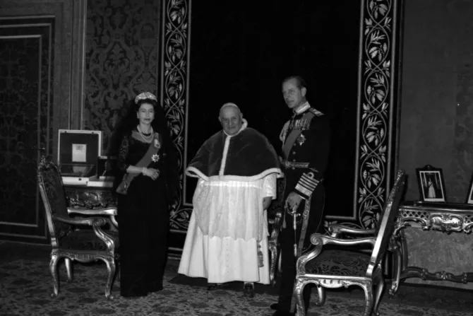 البابا يوحنّا الثالث والعشرين مع الملكة إليزابيث الثانية وزوجها الأمير فيليب