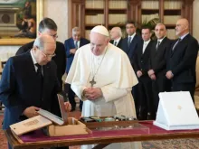 البابا فرنسيس في لقاء مع الرئيس اللبناني ميشال عون في الفاتيكان، بتاريخ 21 آذار 2022