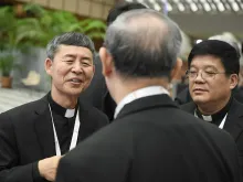 أسقفان صينيّان مشاركان في السينودس بقاعة بولس السادس-الفاتيكان