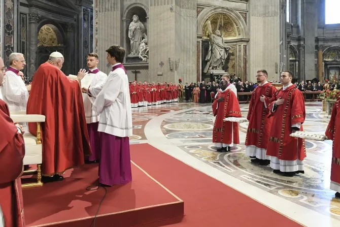 البابا فرنسيس يترأس القداس الإلهي في بازيليك القديس بطرس الفاتيكانيّة بمناسبة عيد القديسَيْن بطرس وبولس