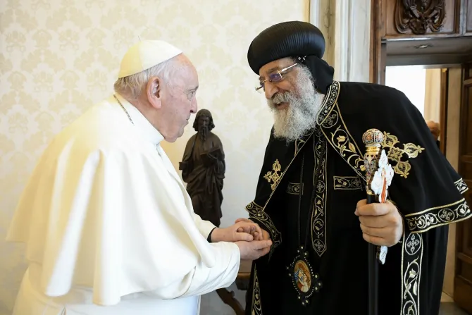 البابا فرنسيس والبابا تواضروس الثاني يلتقيان في الفاتيكان-1