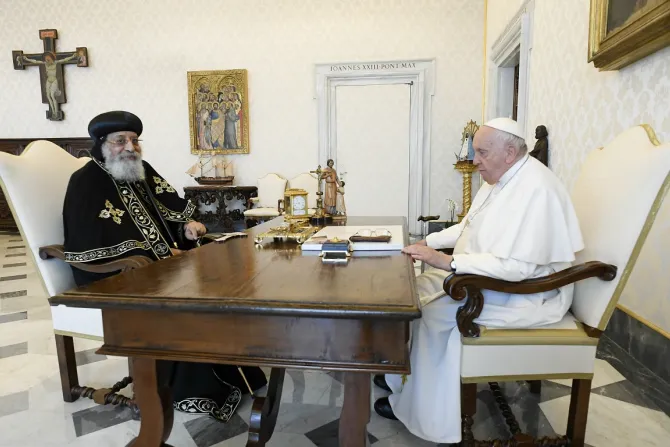البابا فرنسيس والبابا تواضروس الثاني يلتقيان في الفاتيكان-2