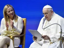 البابا فرنسيس يلقي كلمة في المؤتمر الثالث حول الأوضاع العامة للولادات بإيطاليا، وبدت رئيسة وزراء البلاد جورجيا ميلوني إلى جانبه